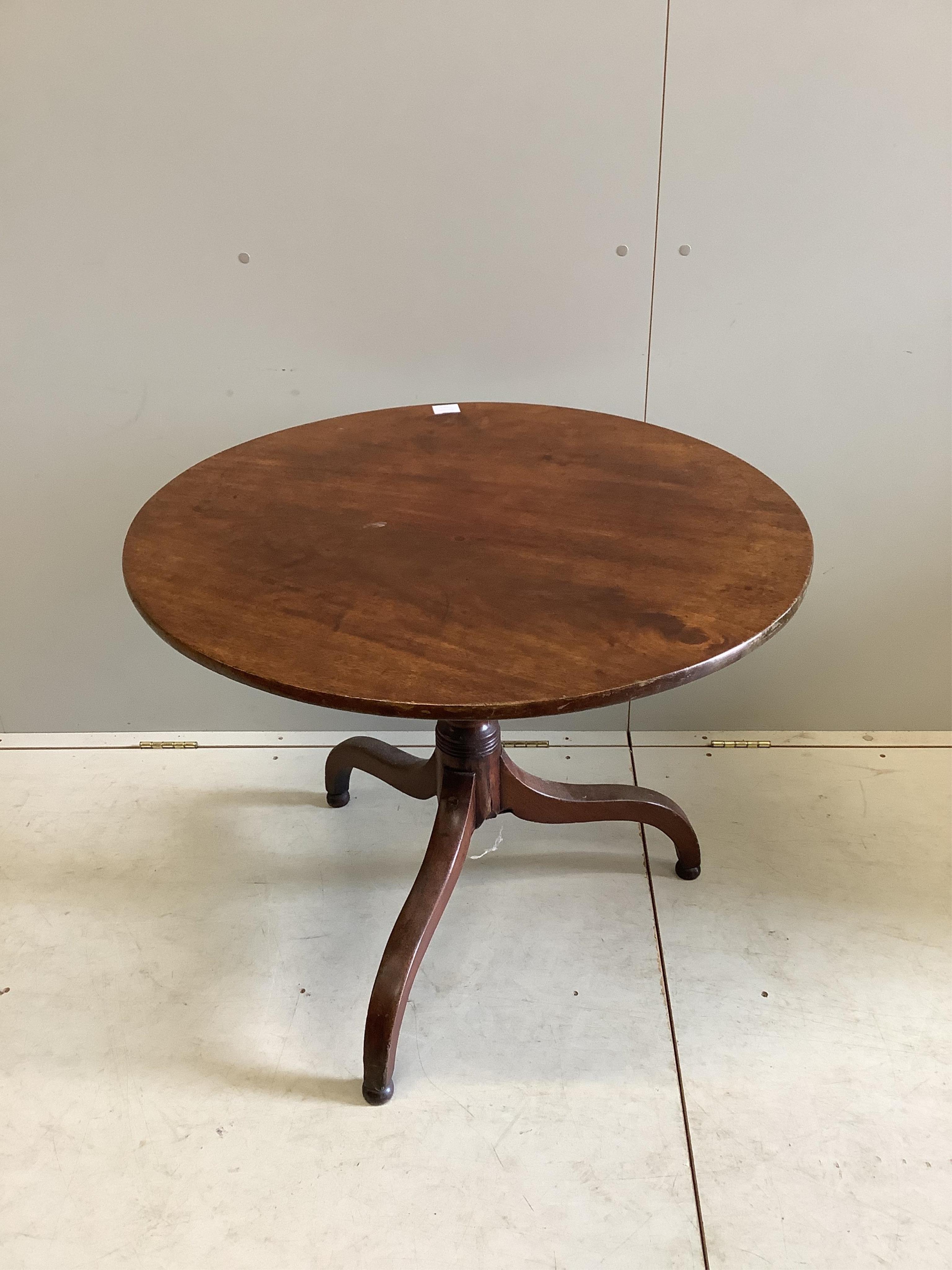 An early 19th century circular mahogany tilt top tripod tea table, diameter 86cm, height 67cm